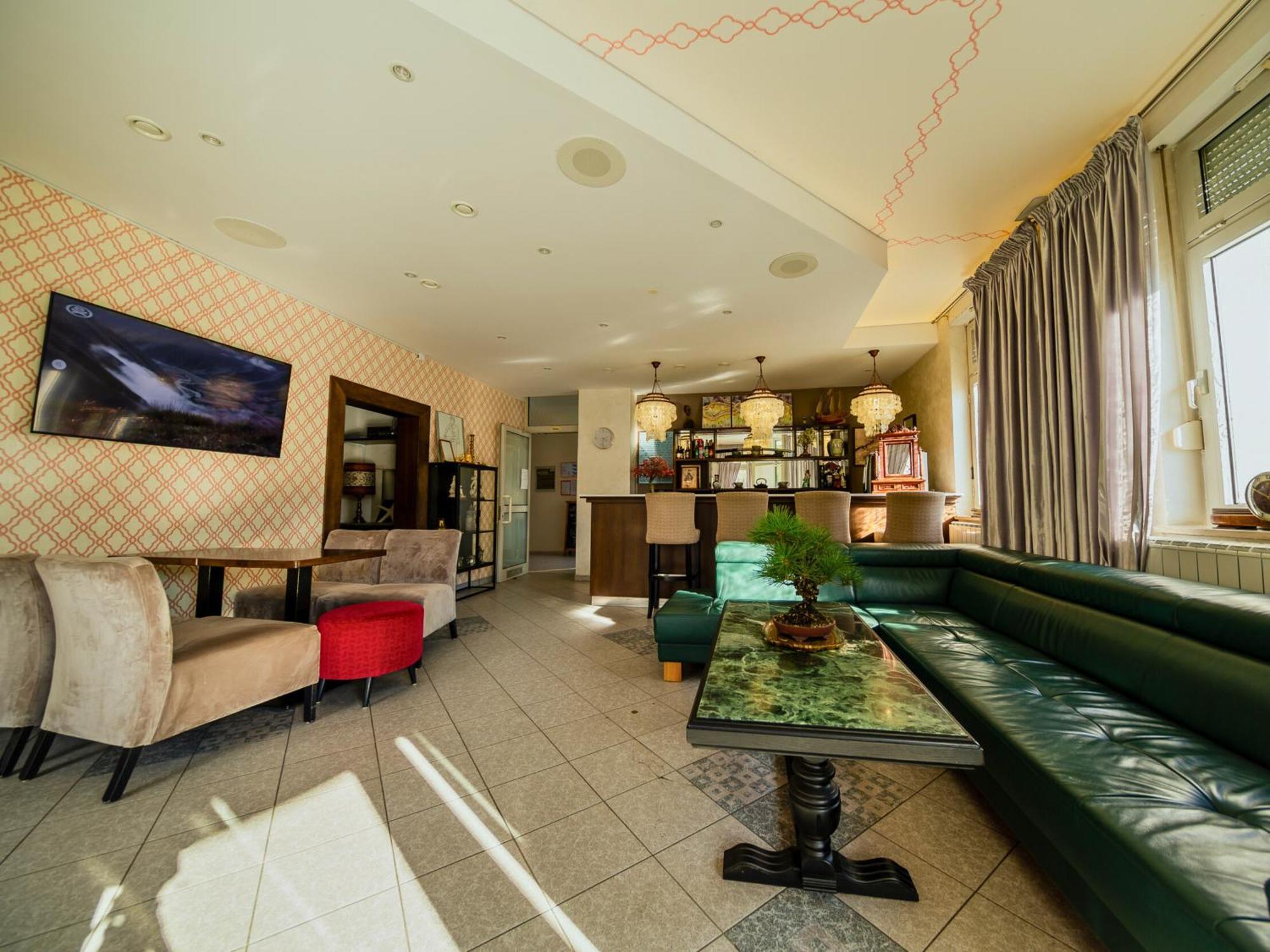 Hotel Maj Inn Моравске-Топлице Экстерьер фото